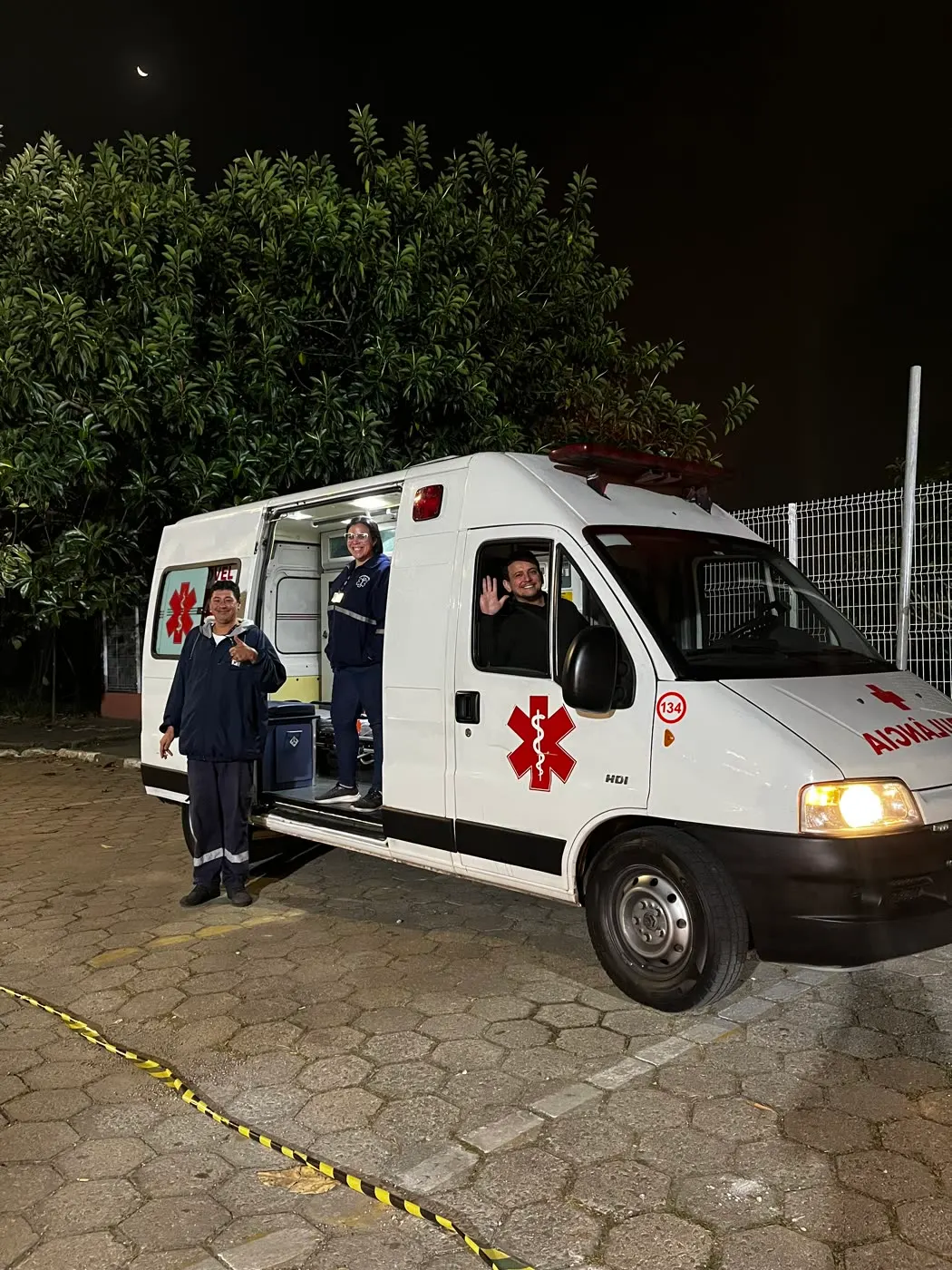 Equipe de apoio cuidando das participantes durante a corrida
